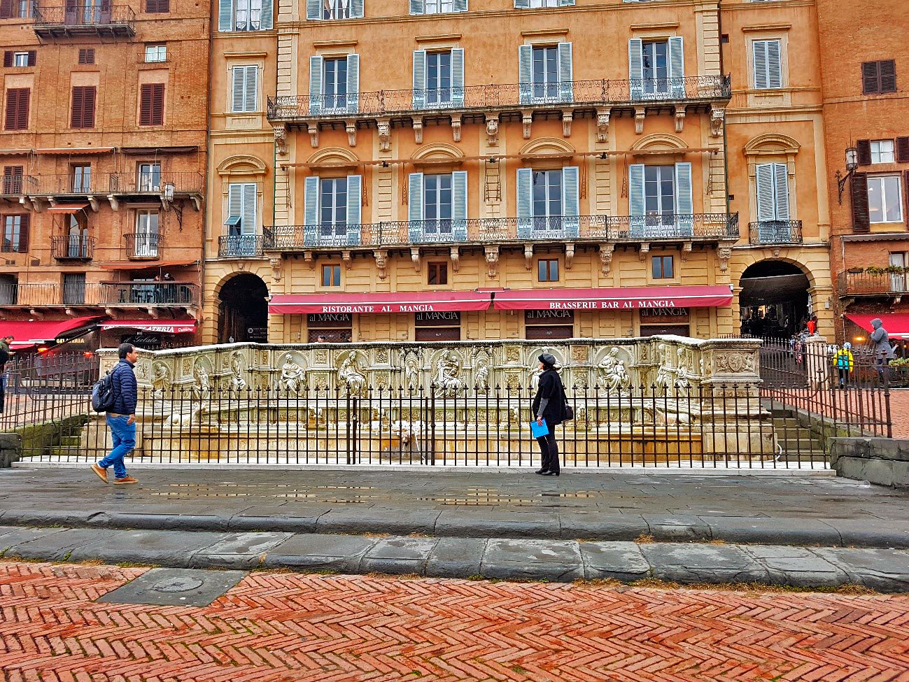 Na Praça do Campo em Siena há diversas opções de restaurantes