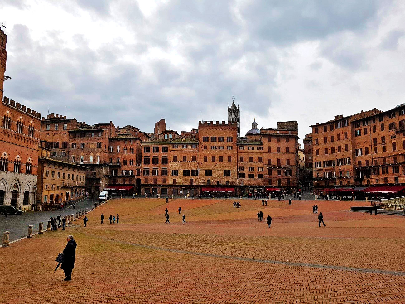 Grande praça onde acontece o Palio em Siena