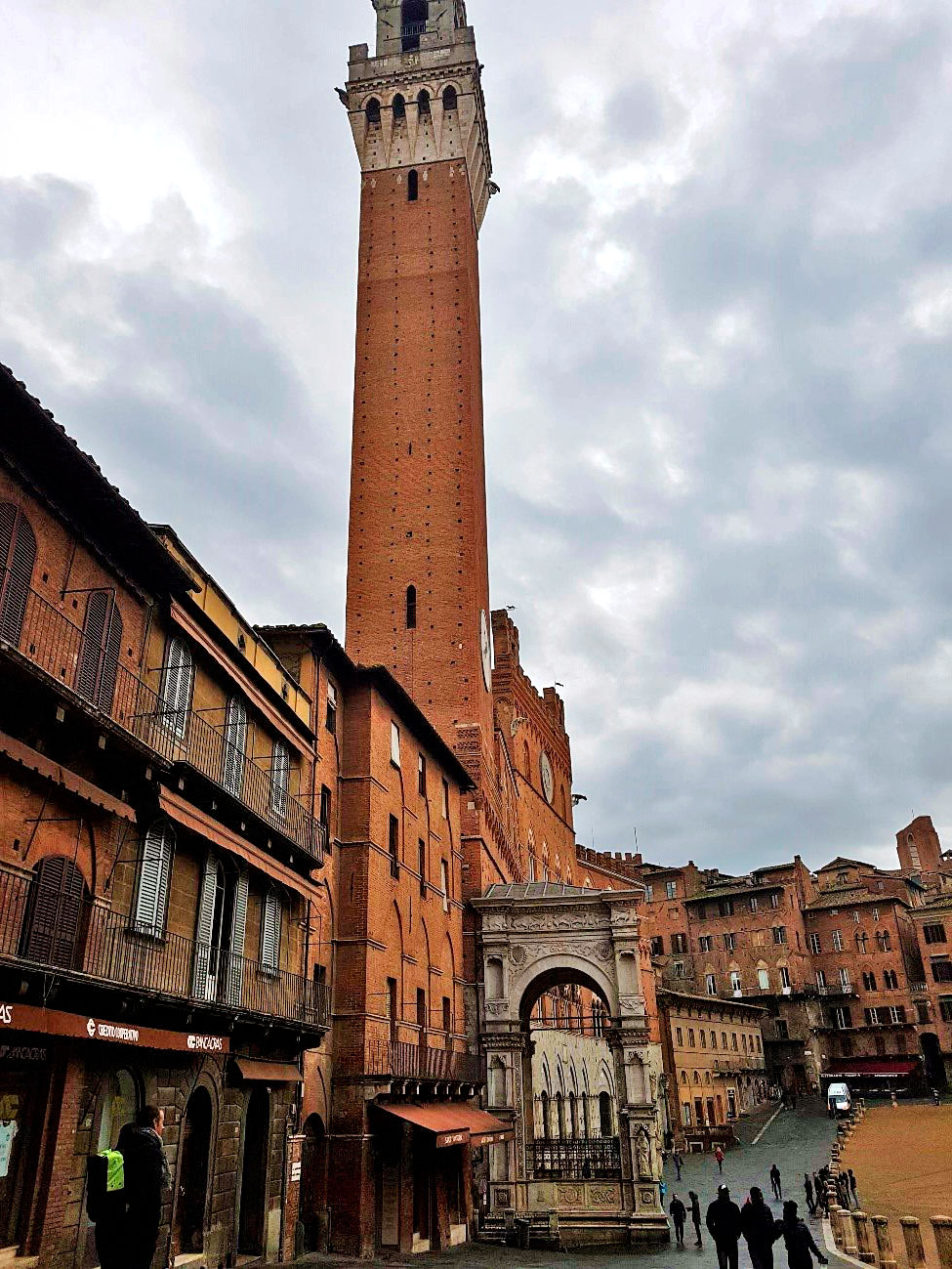 A Torre del Mangia pode ser vista a quilômetros em Siena