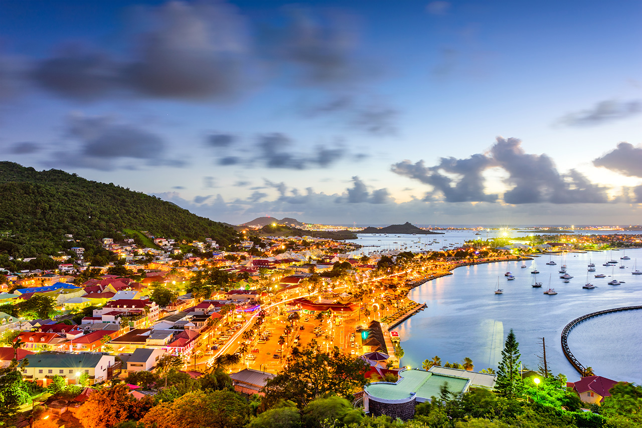 Vista noturna de Marigot em Saint Martin