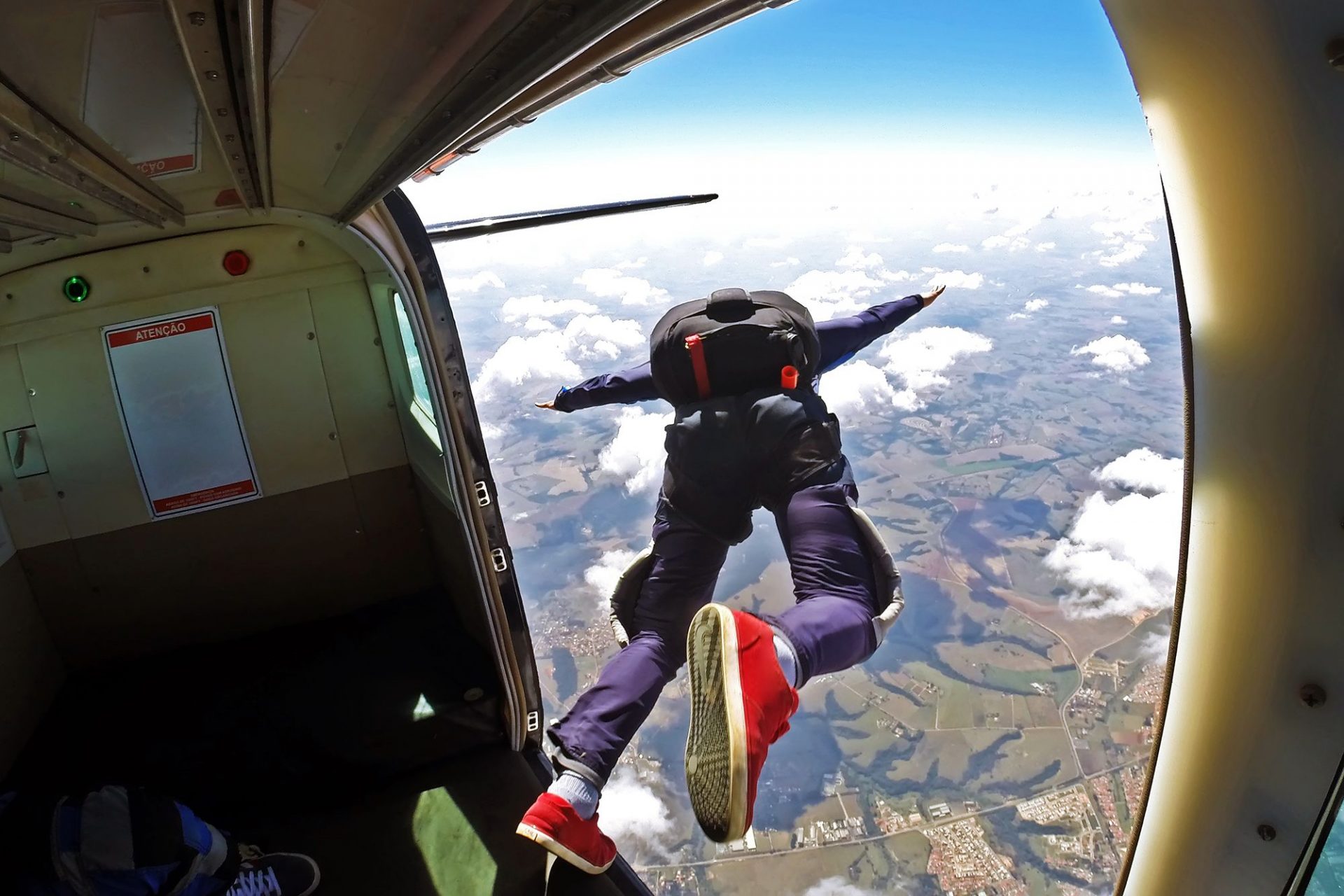 Essa é a vista da aeronave na hora do salto de paraquedas