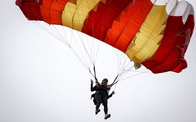 8 dos melhores lugares para saltar de paraquedas no Brasil