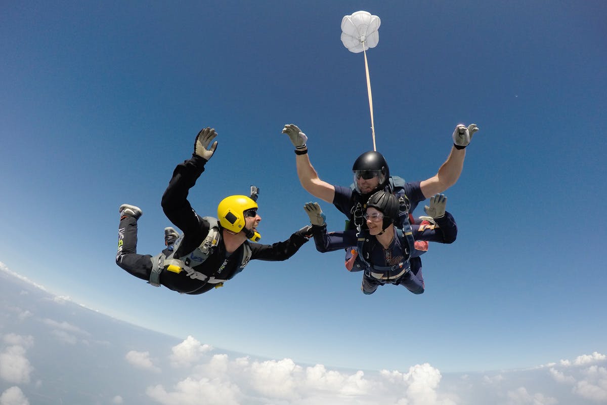 O salto livre de paraquedas até a abertura é um dos momentos de maior adrenalina