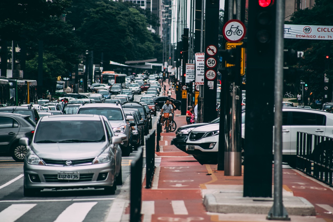 A placa cinza é o modelo antigo mais comum das placas de trânsito