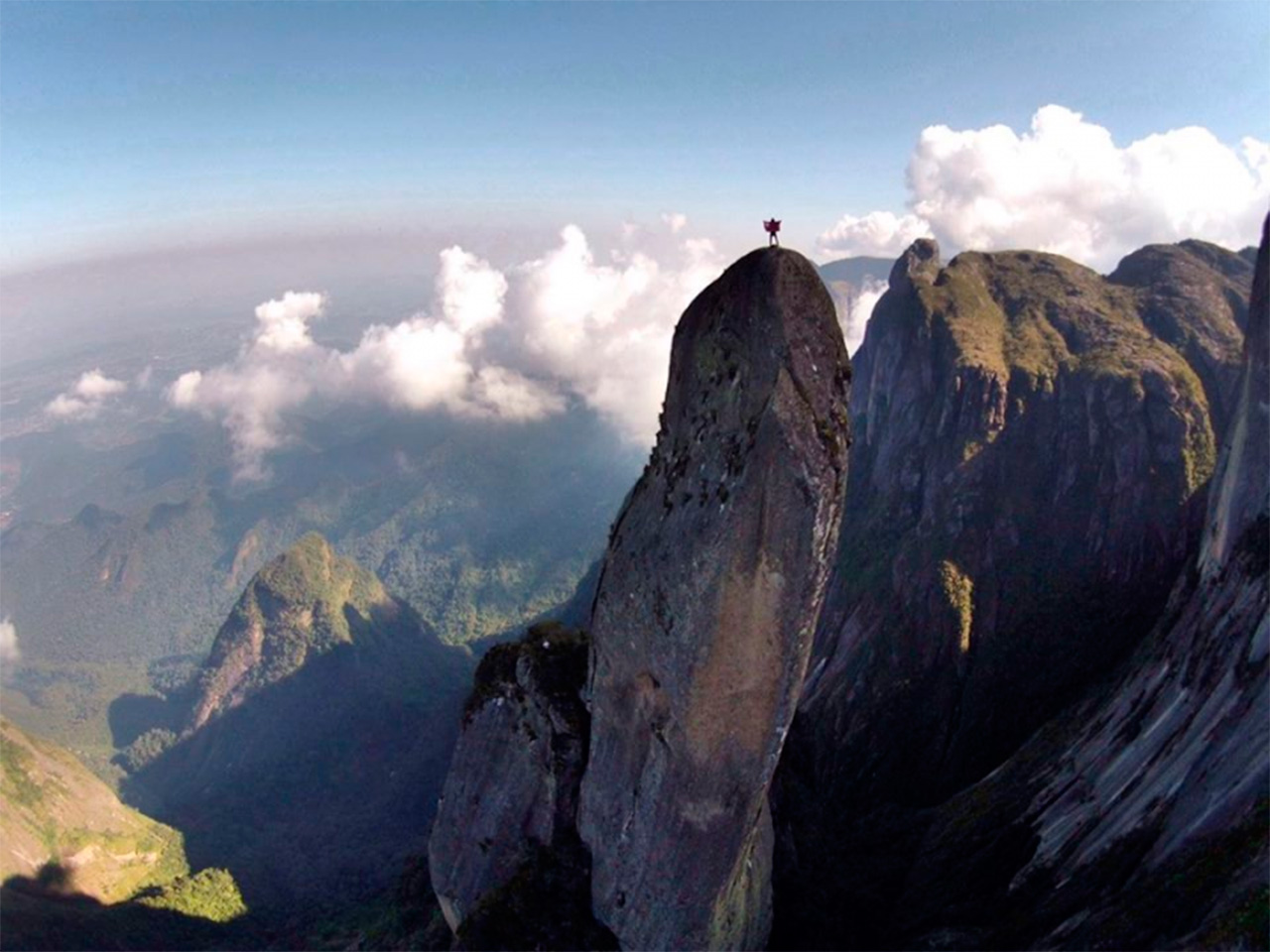 Vias de escalada na Agulha do Diabo