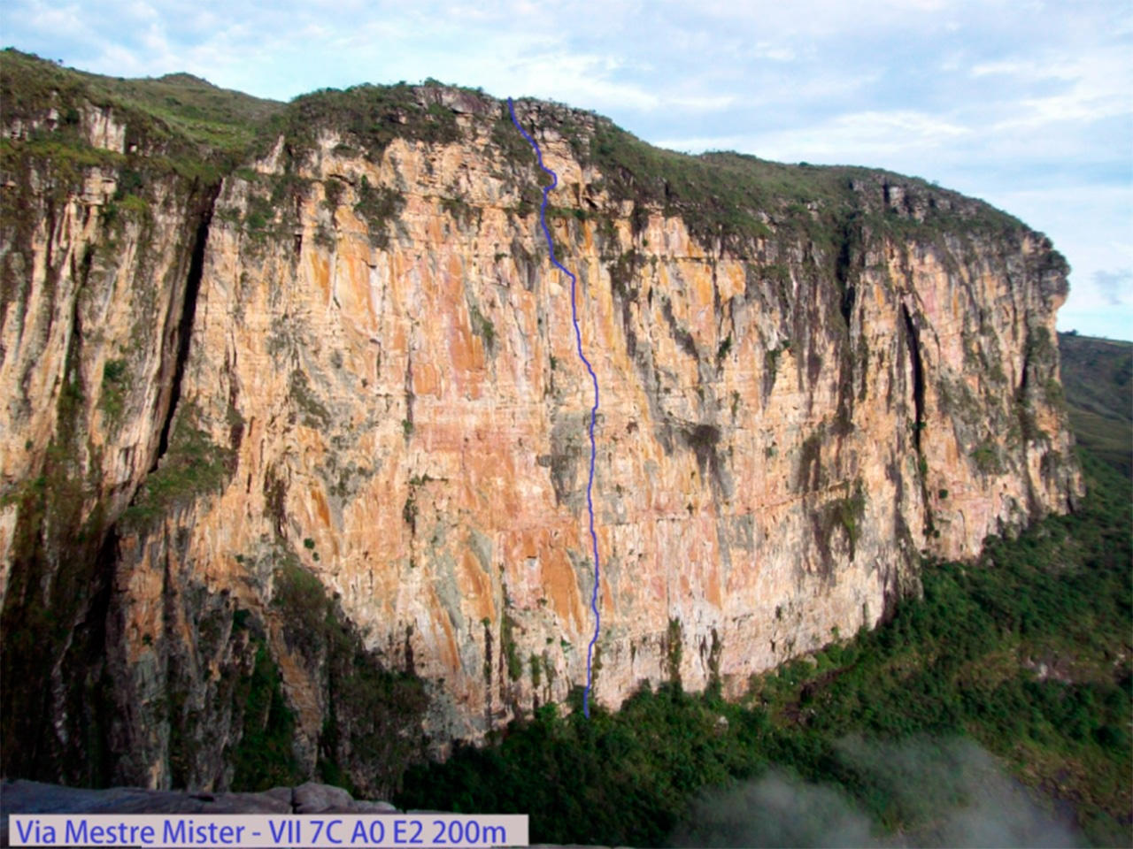 Vias de escalada na Cachoeira do Tabuleiro