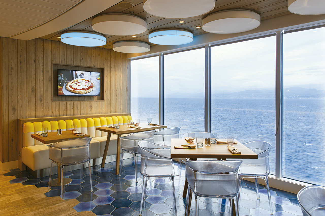 Que tal fazer refeições com vista para o mar no restaurante Tutti a Tavola do Costa Smeralda?