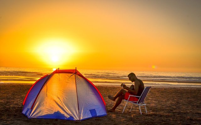 Existem vários lugares para acampar na praia no Brasil