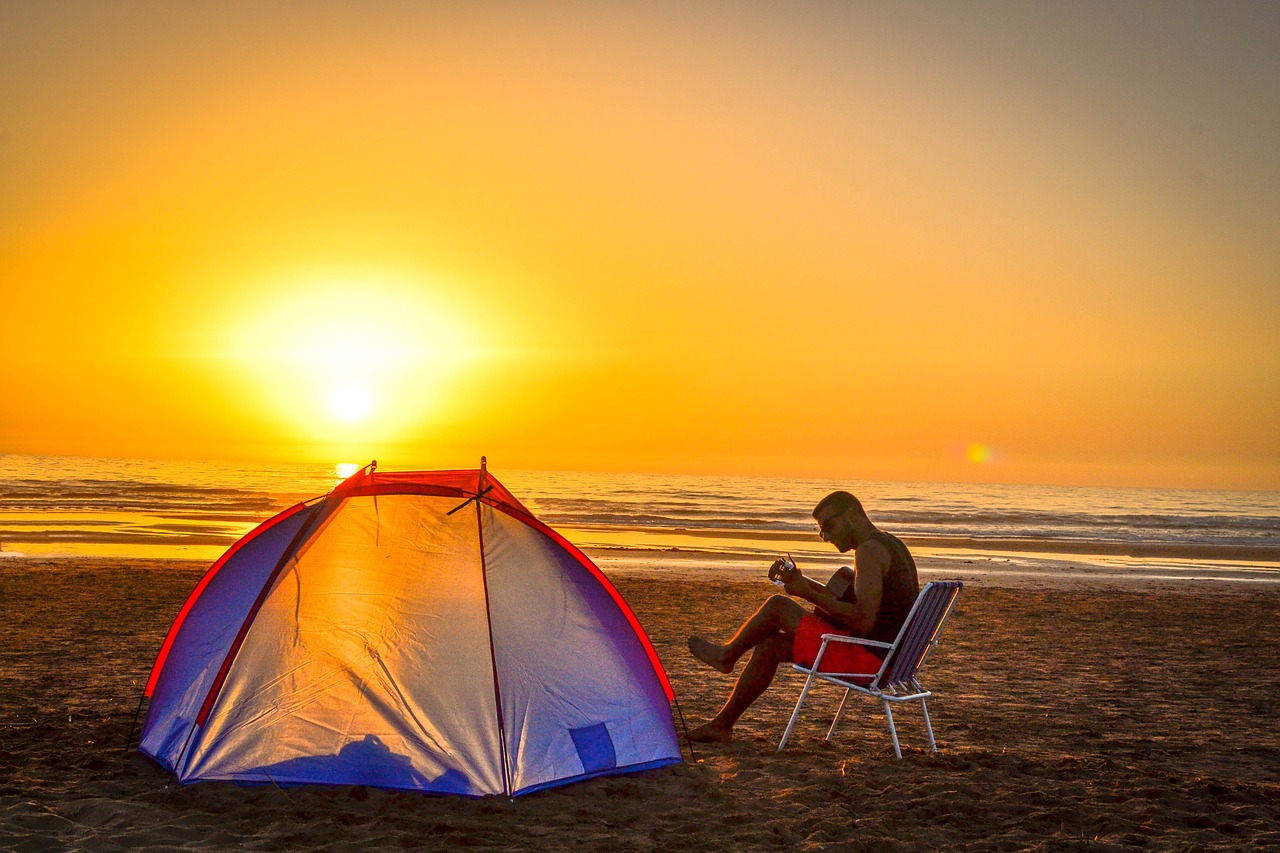 Existem vários lugares para acampar na praia no Brasil