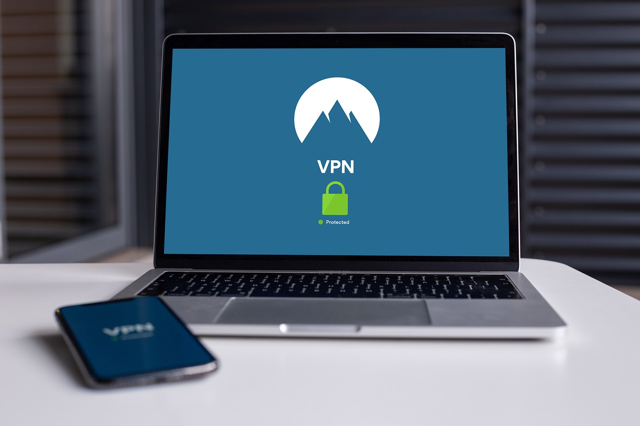 Uma VPN ajuda na proteção dos seus equipamentos durante uma viagem