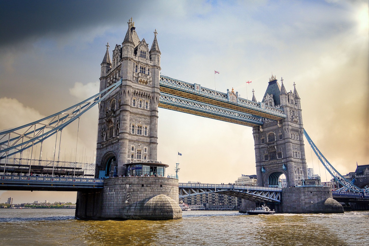 Essa é a Tower Bridge em Londres na Inglaterra