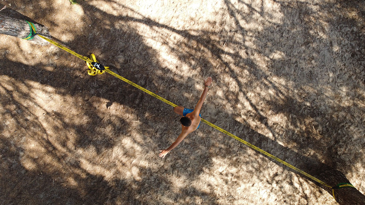 Praticar slackline traz muitos benefícios