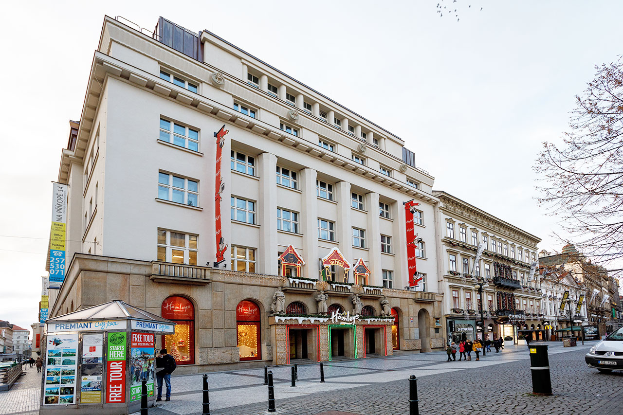 Fachada da loja de brinquedo Hamleys em Praga