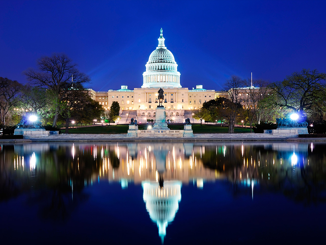 Vista noturna da Casa Branca em Washington