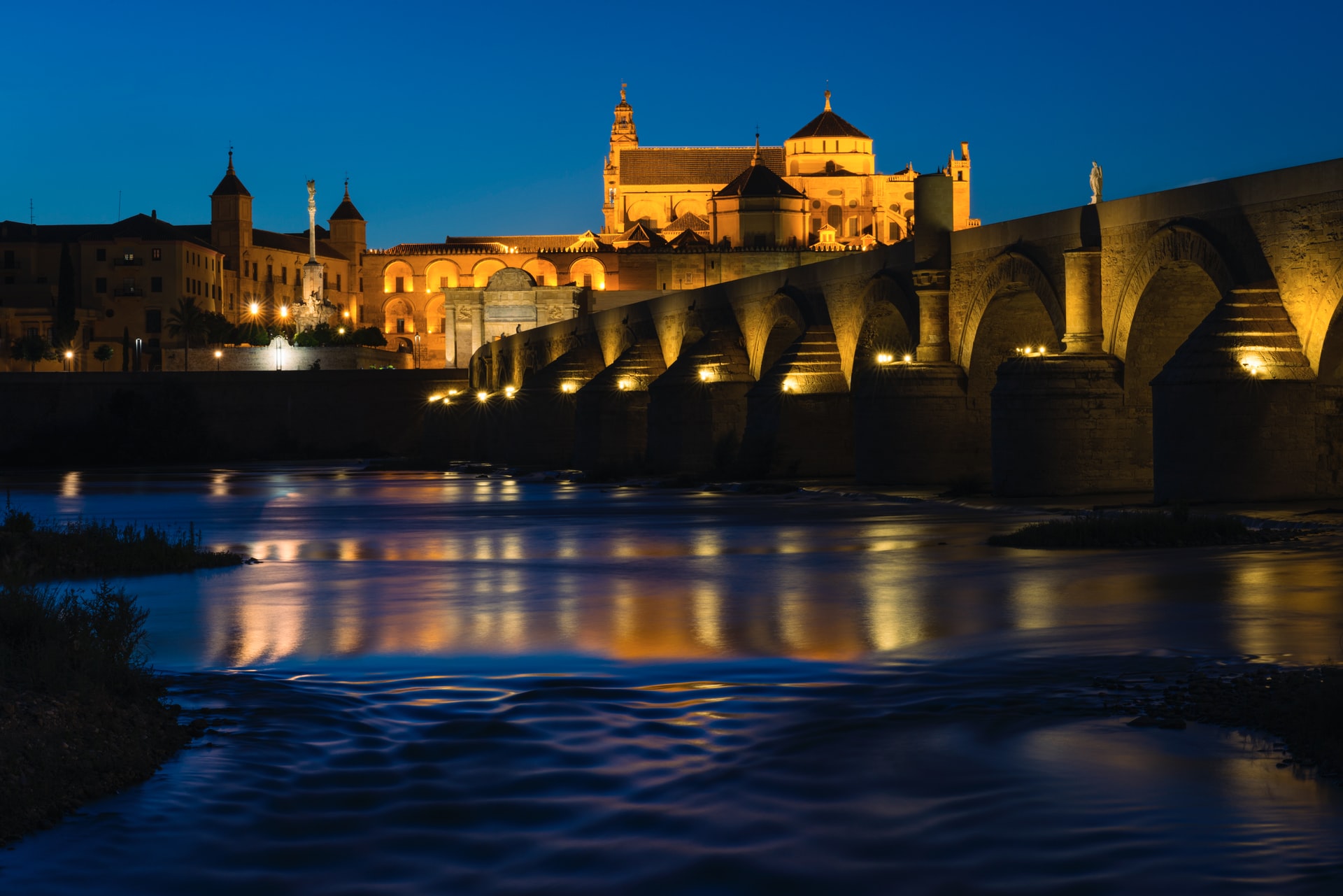 Vista noturna da Mesquita-Catedral de Córdoba