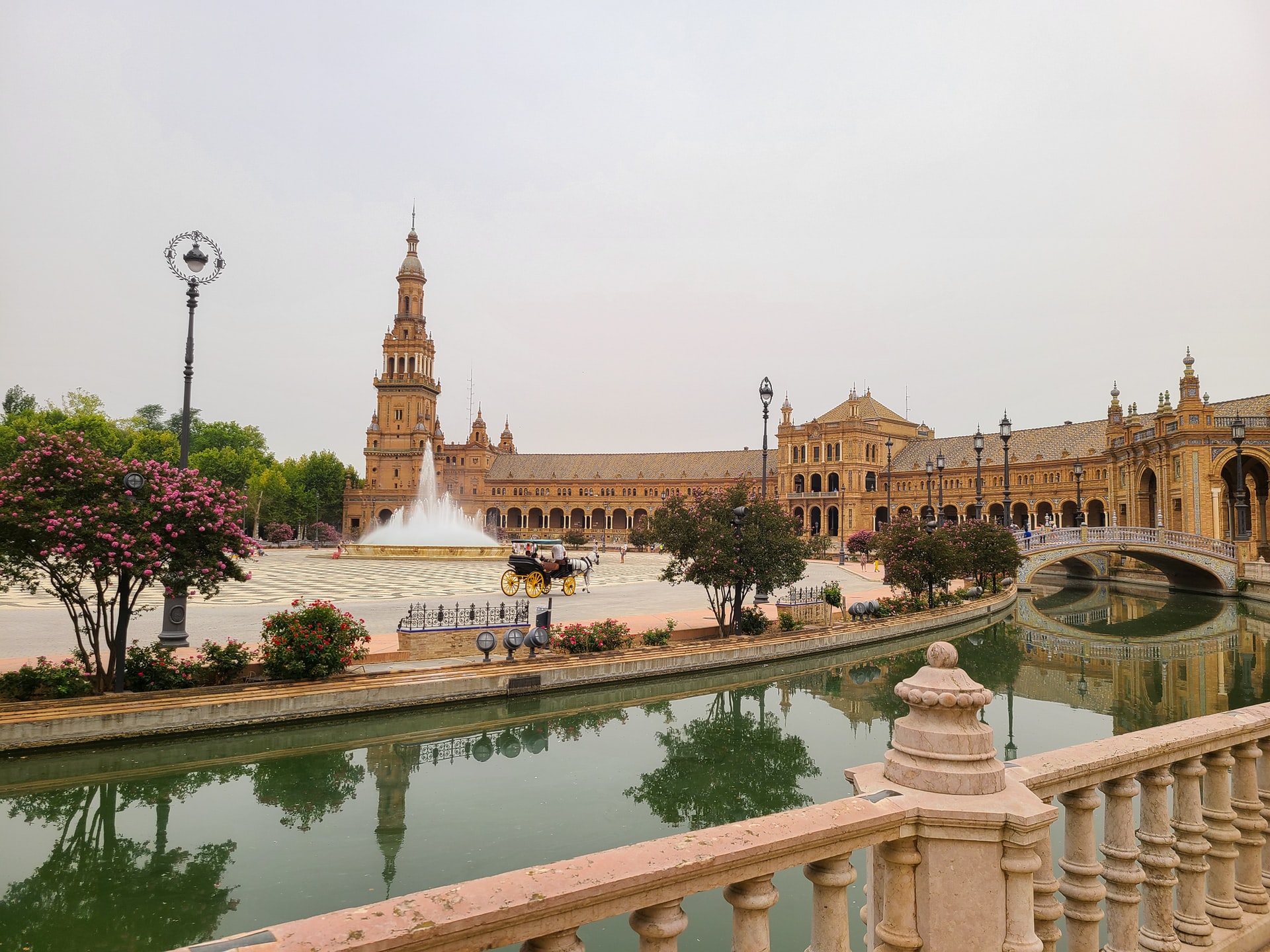 A Plaza de España é uma das atrações mais visitadas de Sevilha