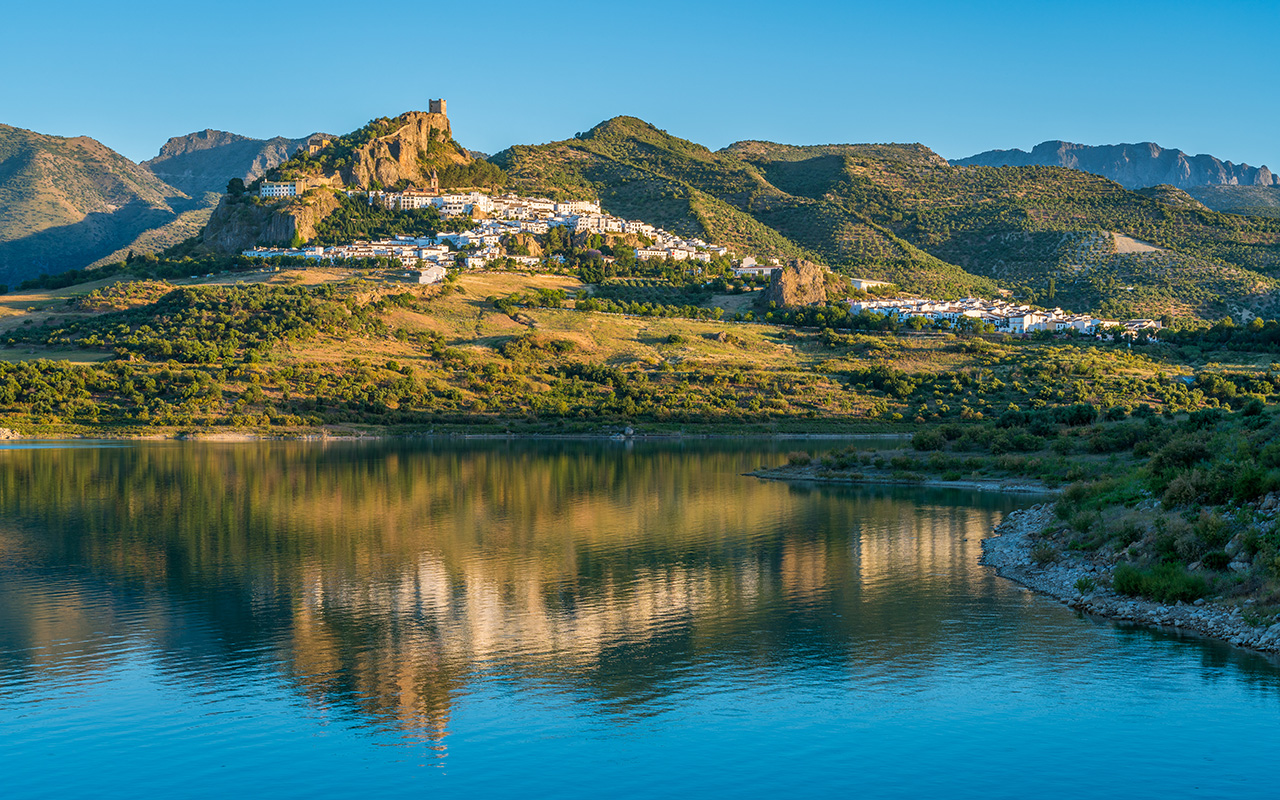 Para quem curte lindas paisagens precisa conhecer Zahara de La Sierra na Espanha