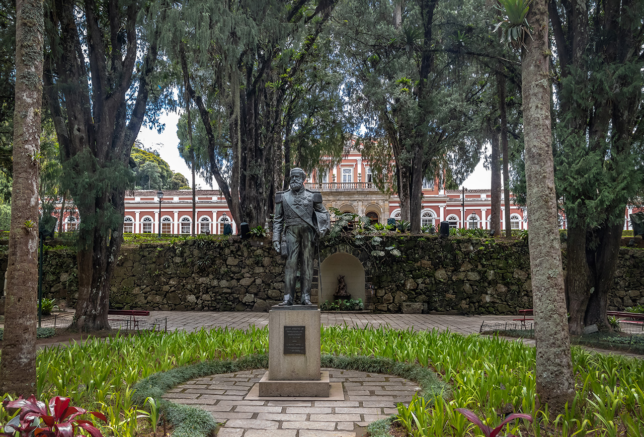 Monumento de Dom Pedro II no jardim do Museu Imperial