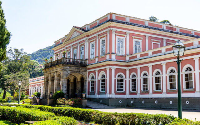 Linda vista da fachada do Museu Imperial de Petrópolis