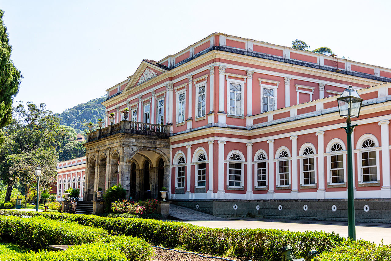 Linda vista da fachada do Museu Imperial de Petrópolis