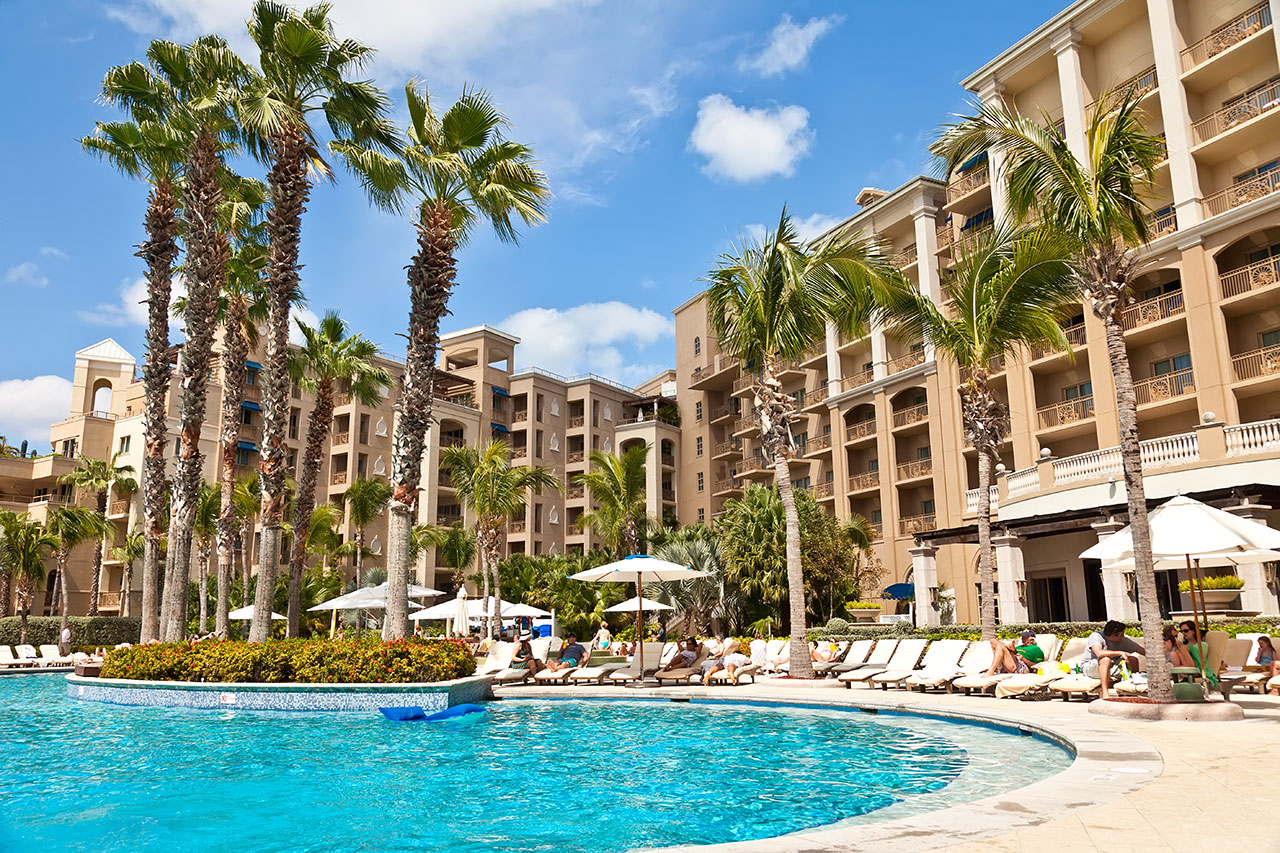 Os resorts all inclusive são um dos tipos de acomodações disponíveis como esse do Seven Mile Beach, em Grand Cayman