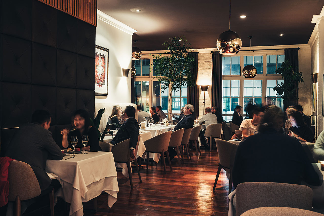 Visão interna do The Grove Restaurant em Auckland