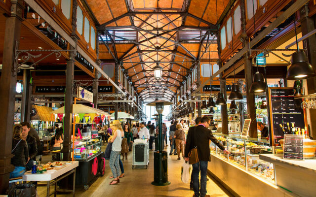 O Mercado de San Miguel de Madrid é uma explosão de cores e sabores que merece ser visitado