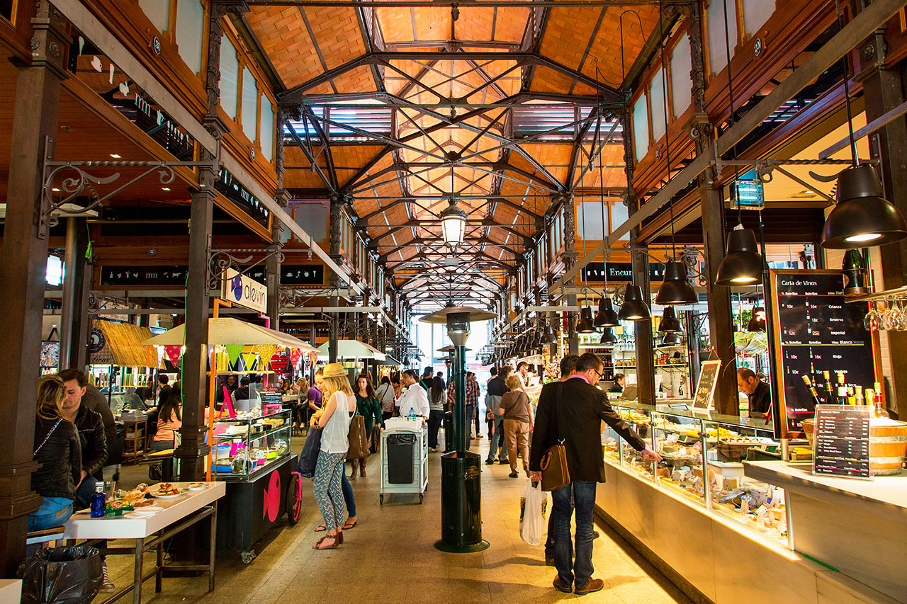 O Mercado de San Miguel de Madrid é uma explosão de cores e sabores que merece ser visitado
