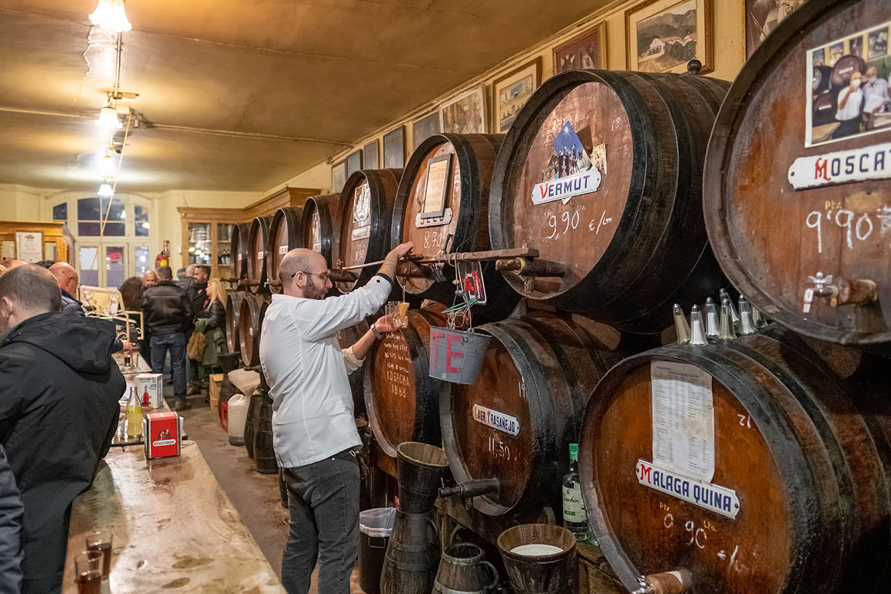 Essa é a Antigua Casa de Guardia que oferece vinhos doces e tapas em Málaga