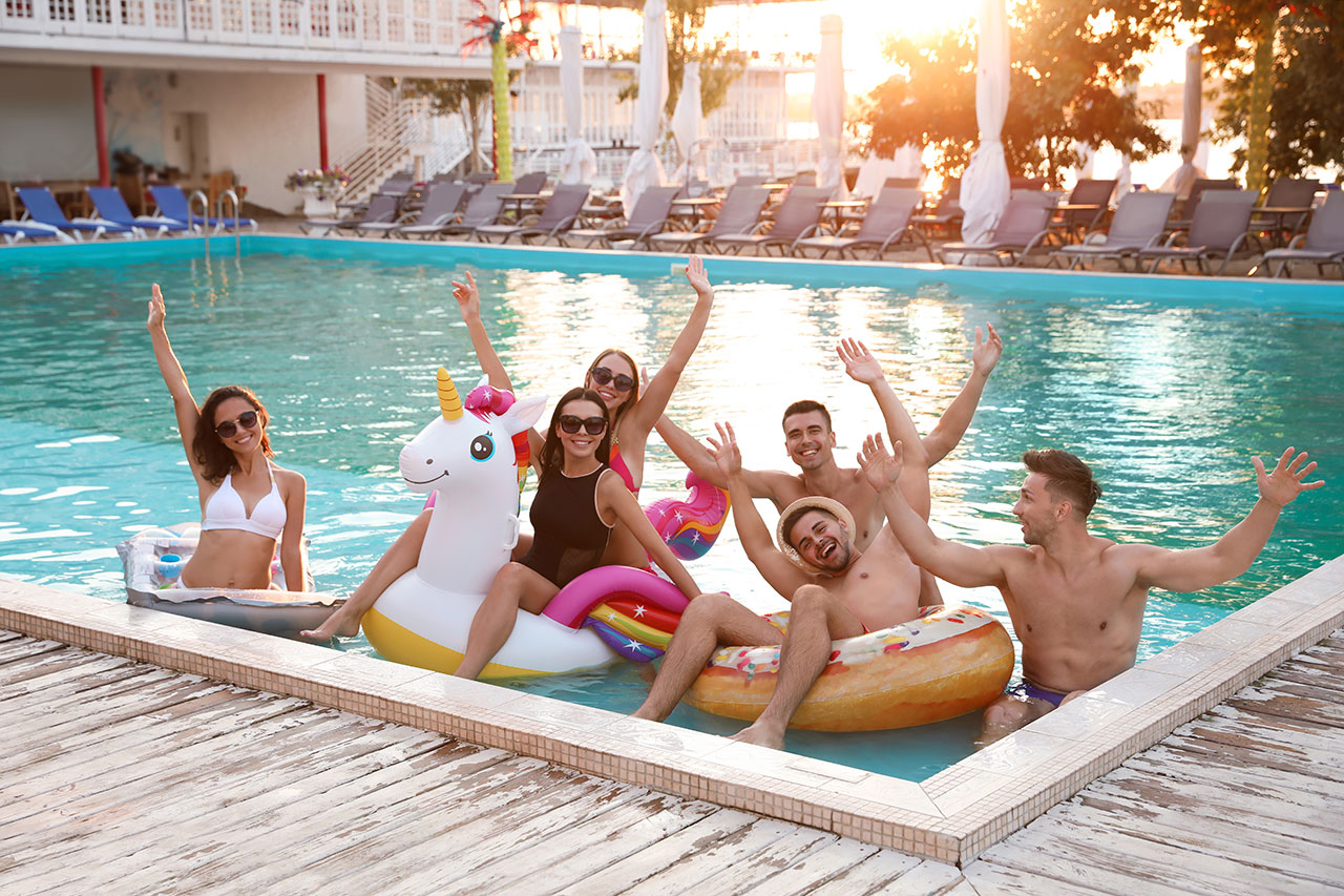 Festas na piscina também pedem roupas moda praia