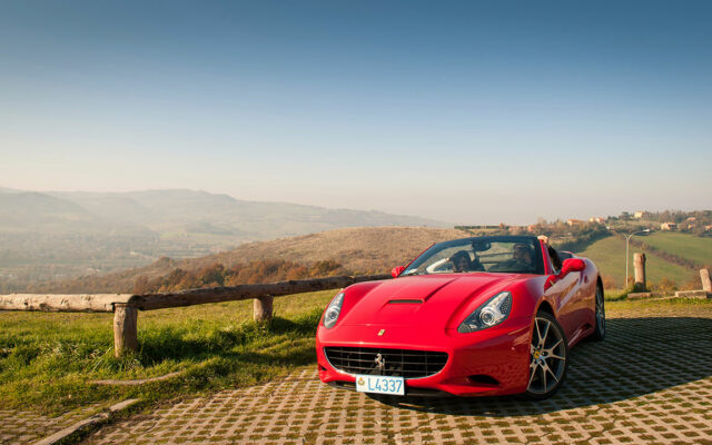 Quanto custa alugar uma Ferrari na Itália? Modelo Ferrari Califórnia