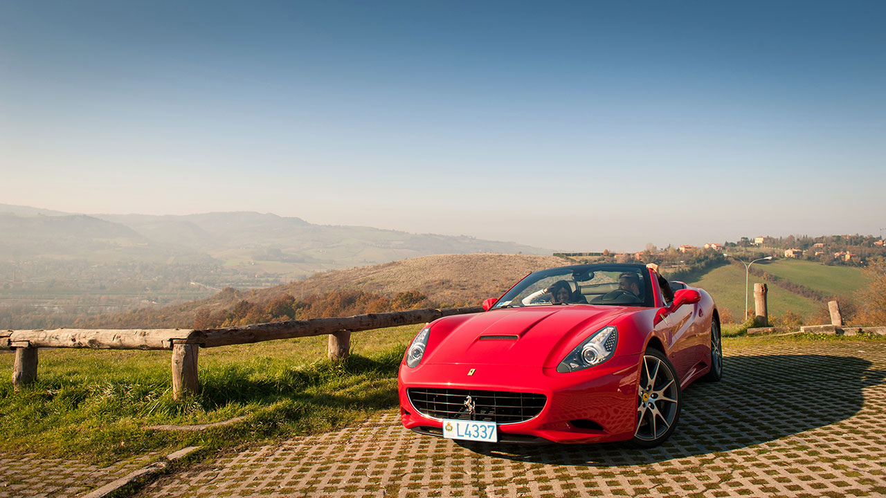 Quanto custa alugar uma Ferrari na Itália? Modelo Ferrari Califórnia
