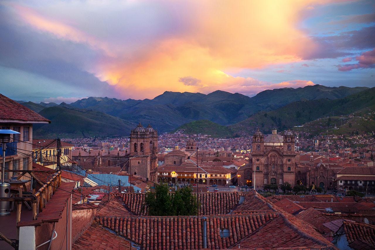 Linda vista do entardecer com o pôr-do-sol no centro de Cusco no Peru