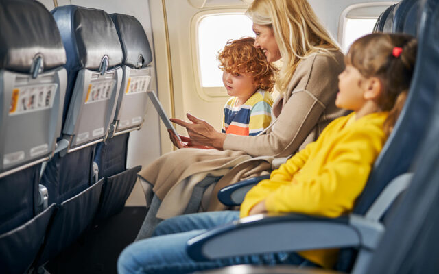 Dicas para viajar de avião com crianças pequenas: uma aventura nas alturas!