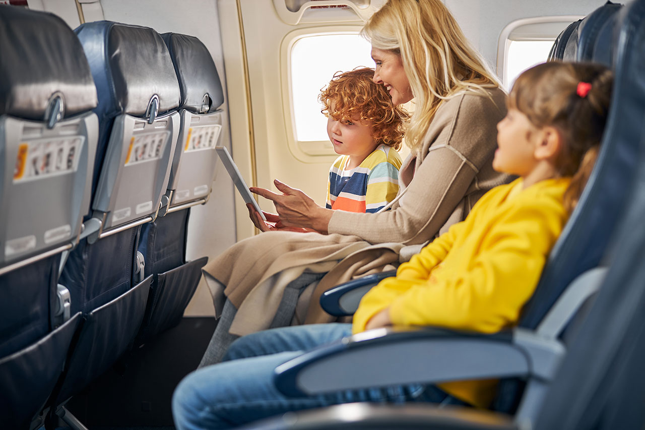Dicas para viajar de avião com crianças pequenas: uma aventura nas alturas!