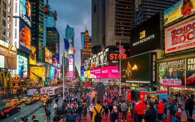 Como Uma Viagem Pode Impactar Positivamente no Aprendizado de Idiomas (visão da Times Square em NY)