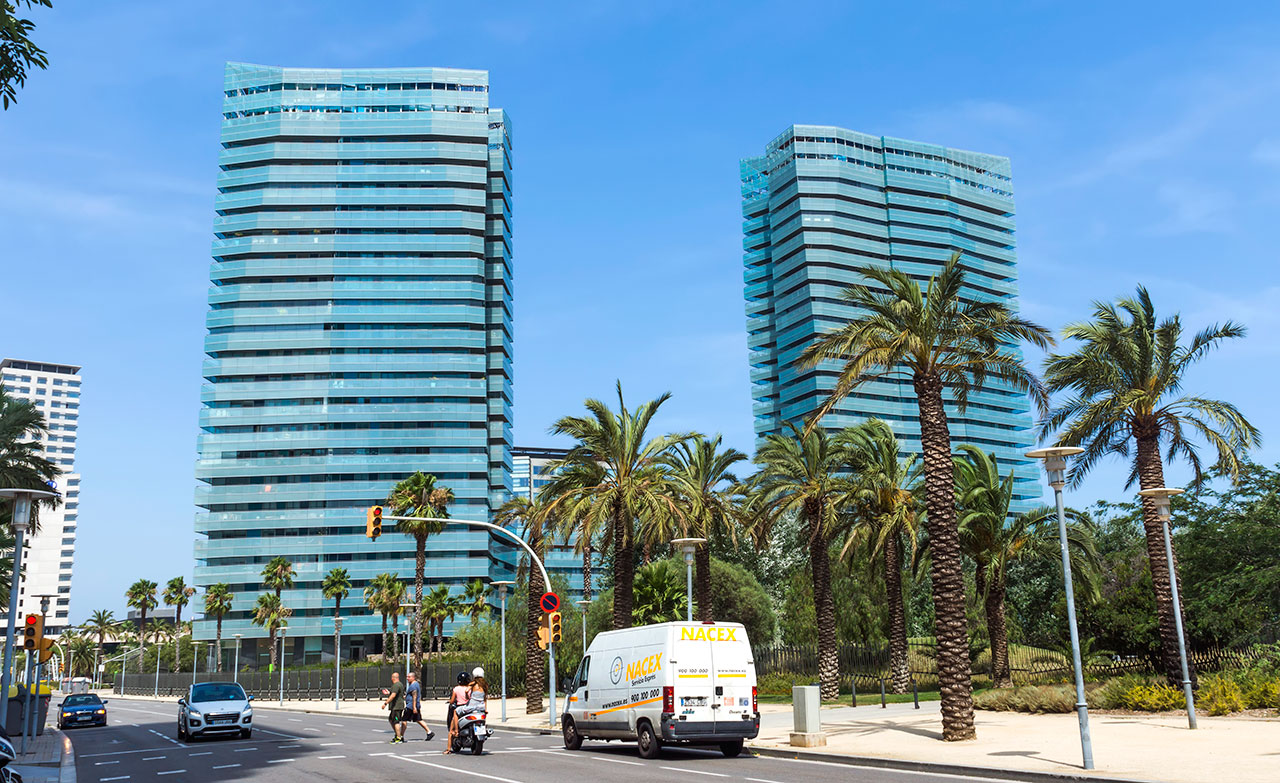 Arquitetura moderna da zona de praia de Poblenou em Barcelona