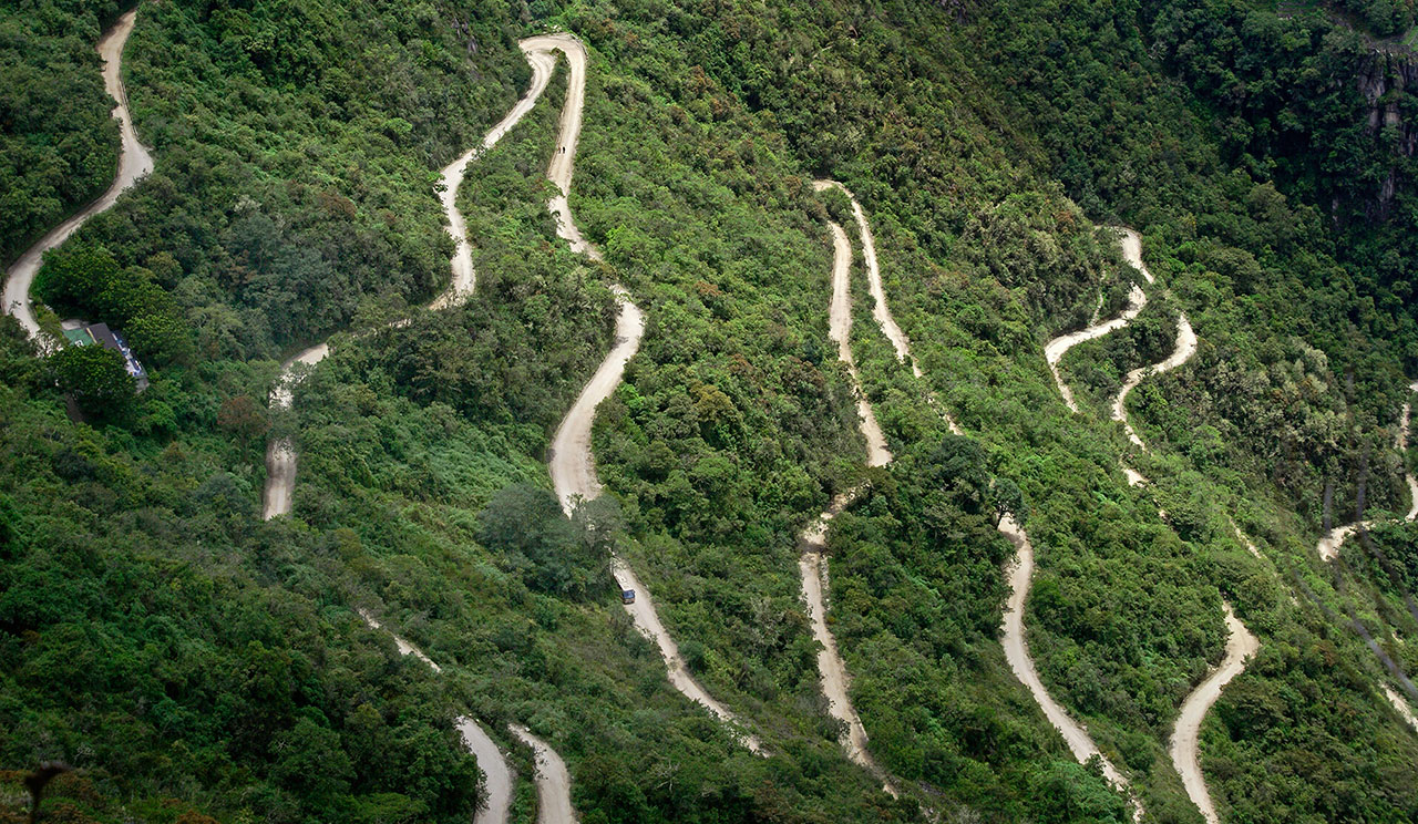 Estrada sinuosa que leva para Machu Picchu no Peru