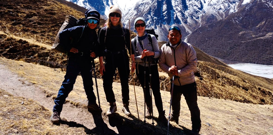 Grupo de turistas posando pra foto ao fazer o trekking Langtang