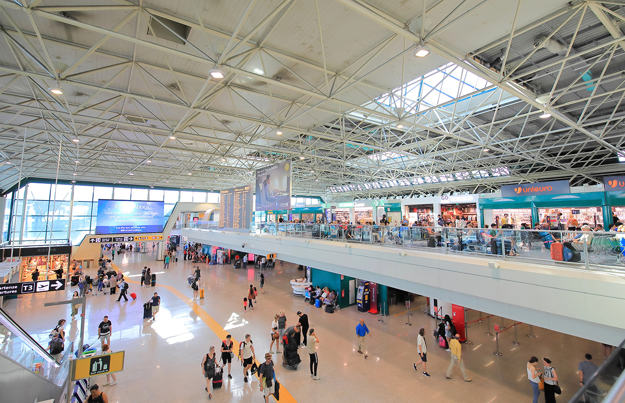 Vista interna do Aeroporto Leonardo da Vinci em Roma