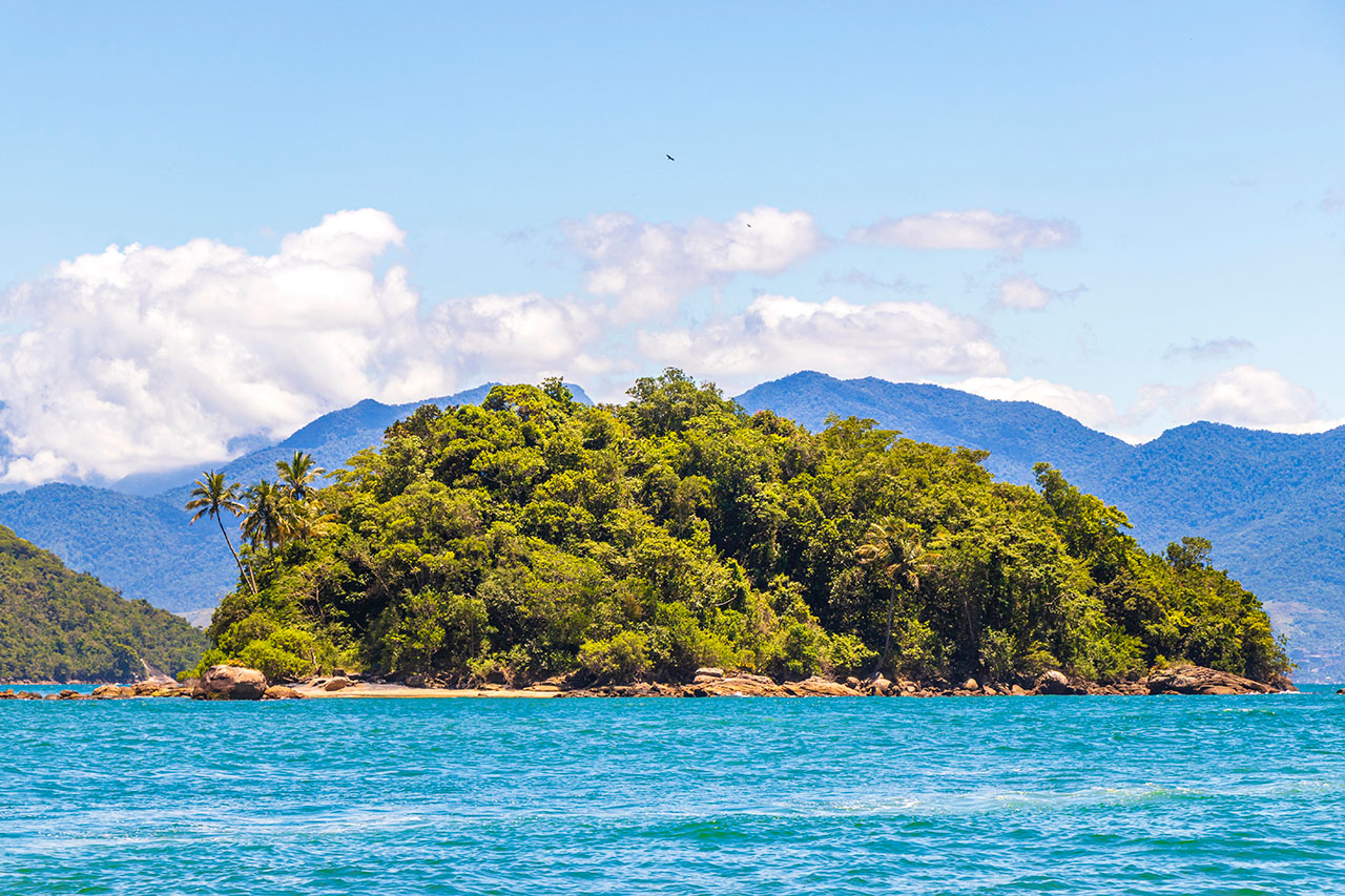 Já no trajeto de barco será possível contemplar lindas vistas de Ilha Grande
