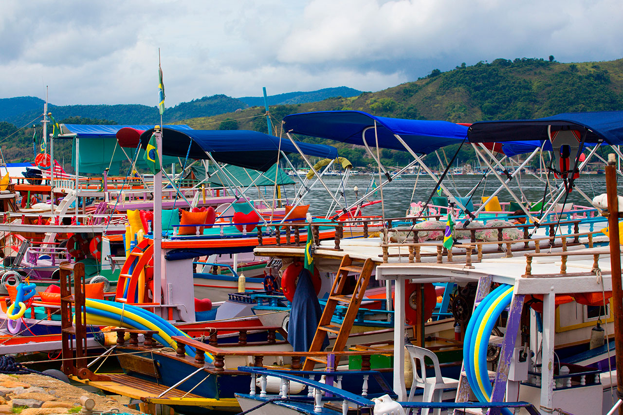 Em Paraty você vai encontrar lindos barcos que dão um toque colorido nas fotos de viagem