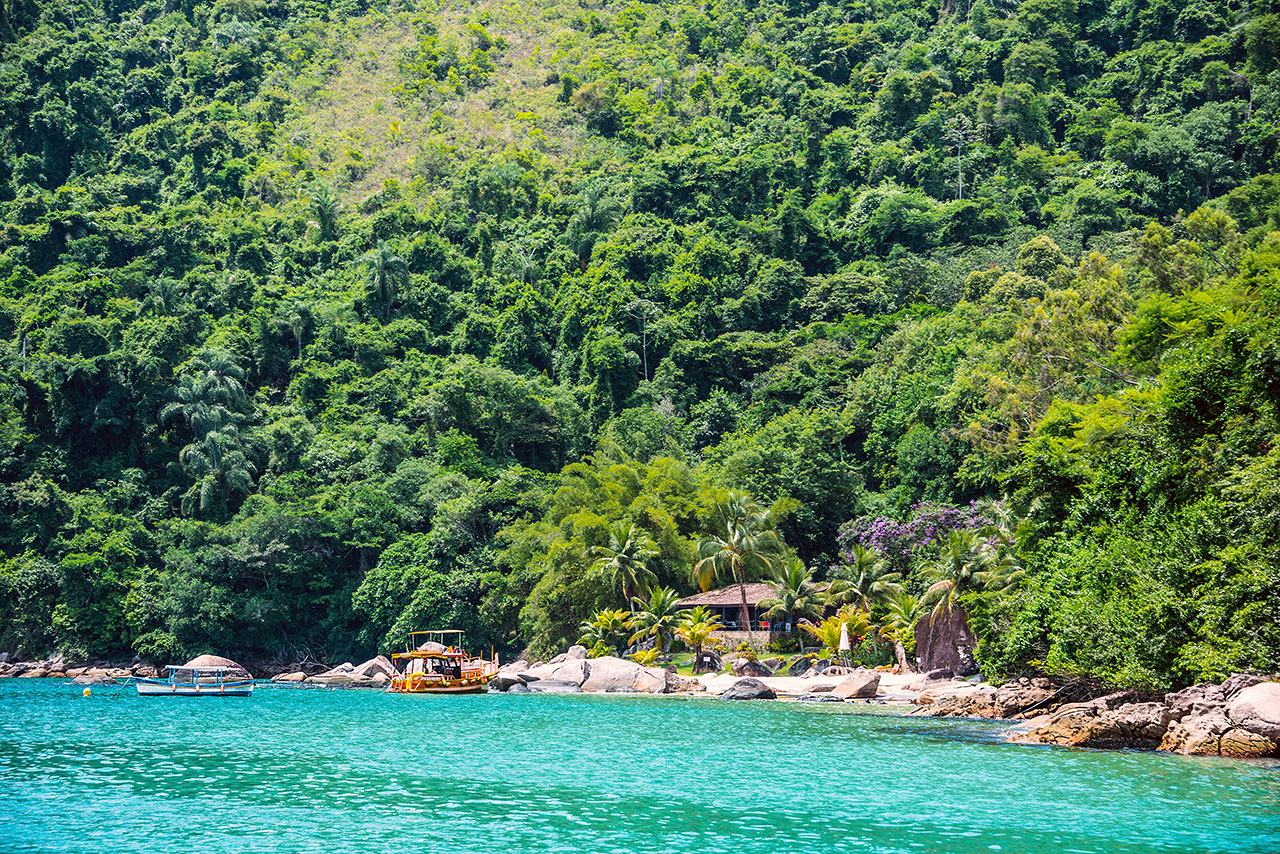 Não vão faltar casas de praia em meio a lindas paisagens em Paraty