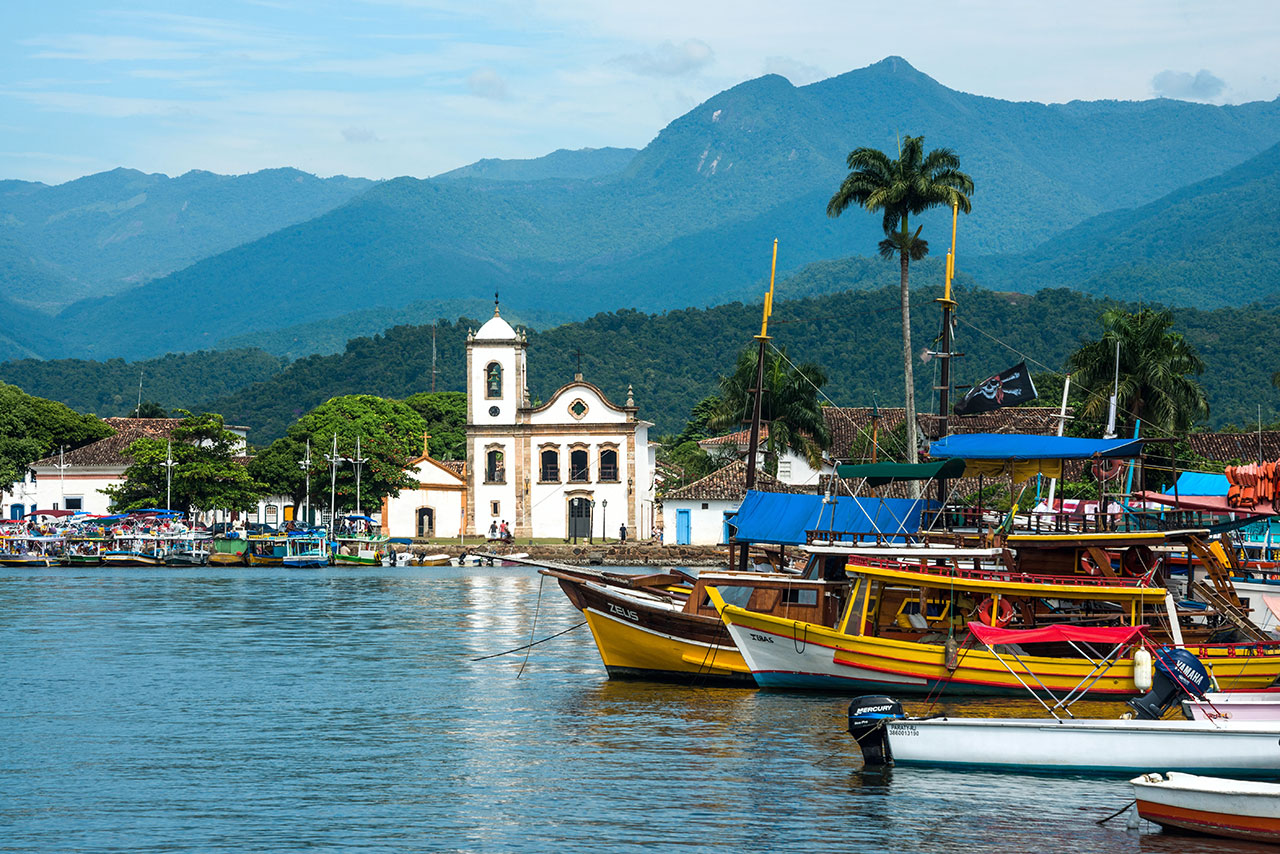 Paisagem em Paraty com a Igreja de Santa Rita de Cássia ao fundo